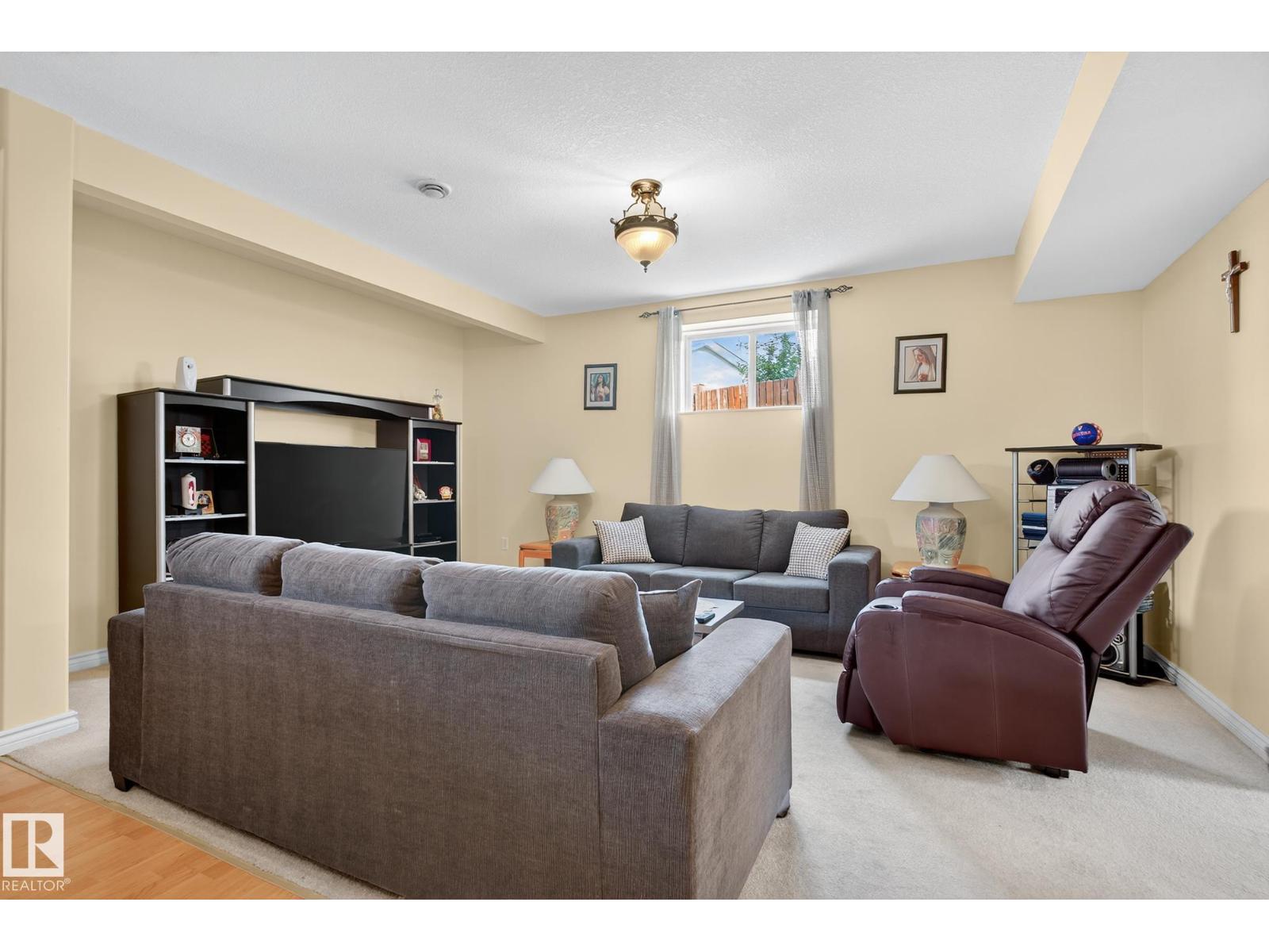 7335 164 AV NW, Edmonton