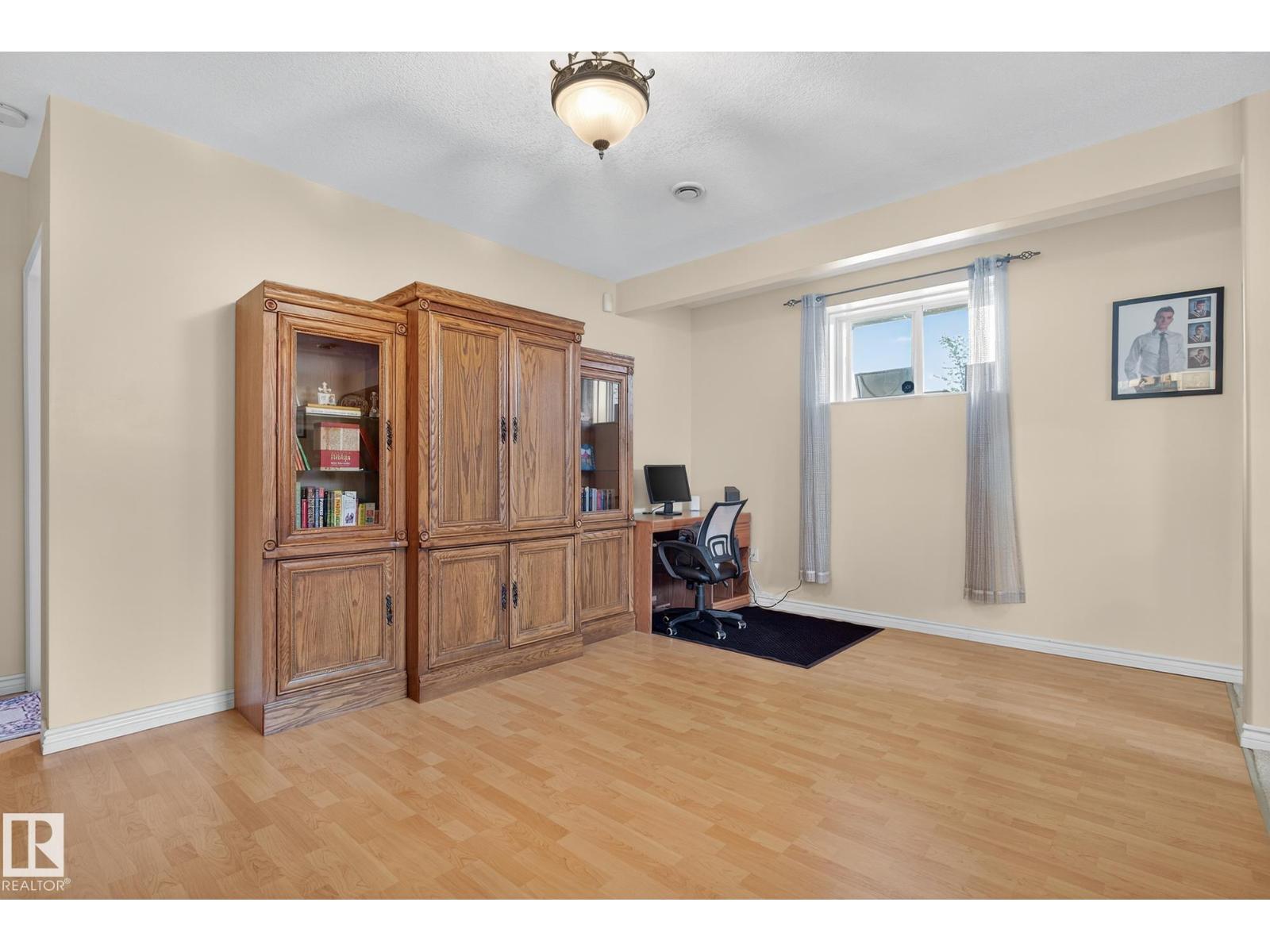 7335 164 AV NW, Edmonton