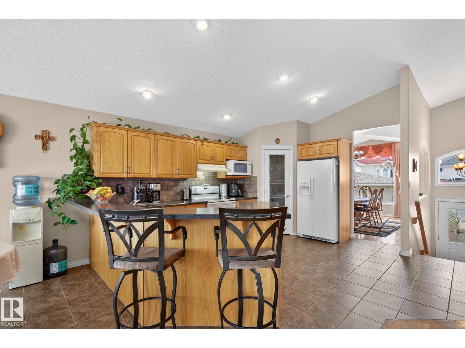 7335 164 AV NW, Edmonton