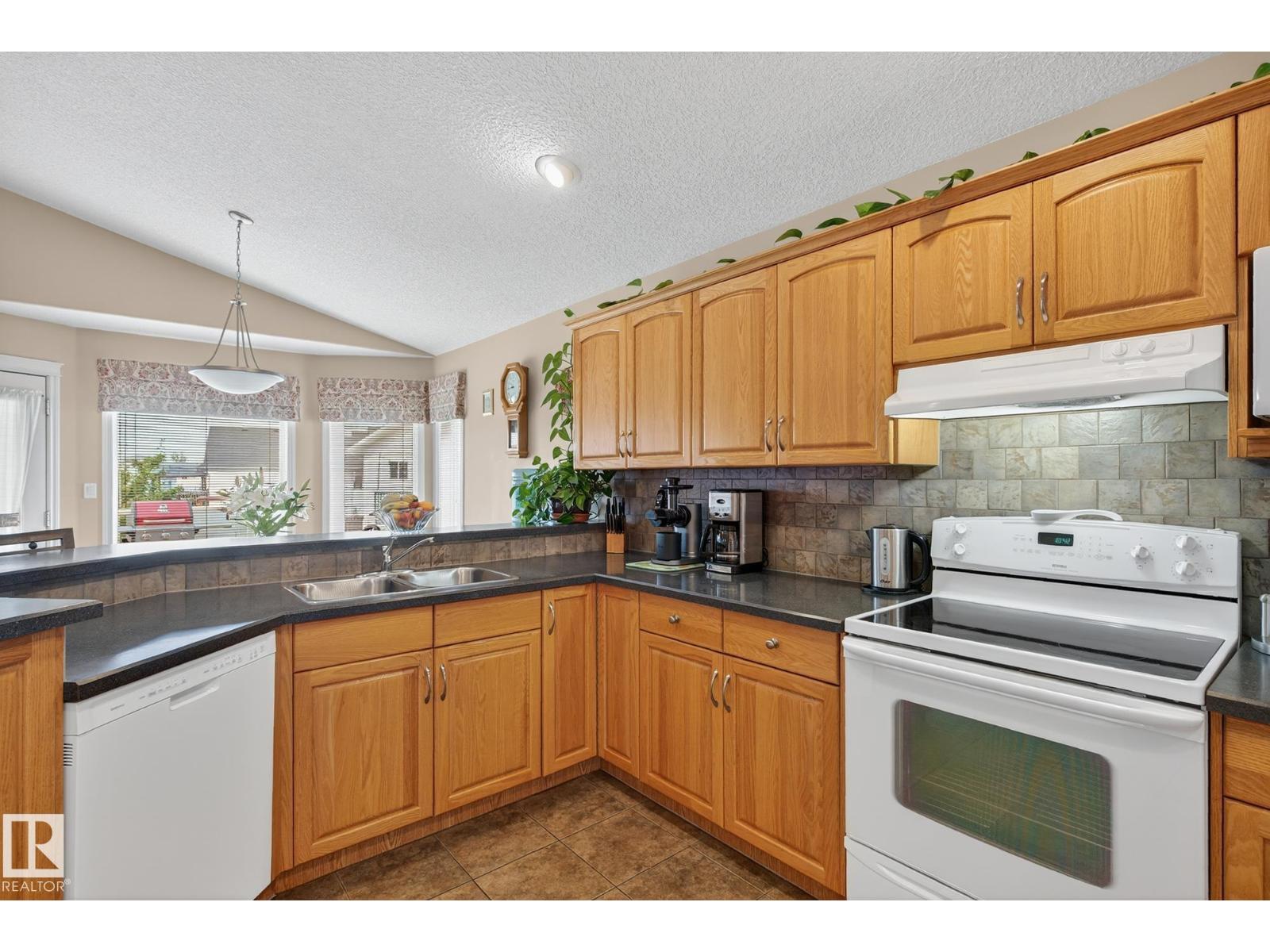 7335 164 AV NW, Edmonton