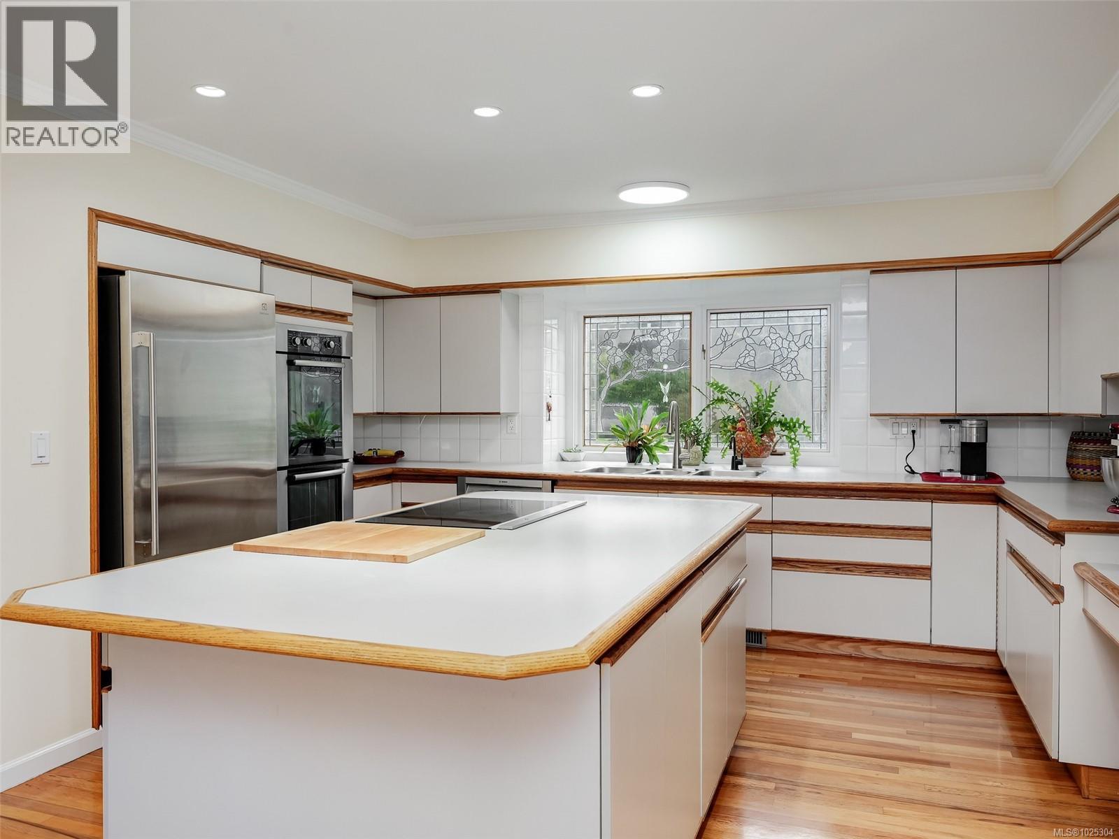  3914 Gibson Court, Saanich