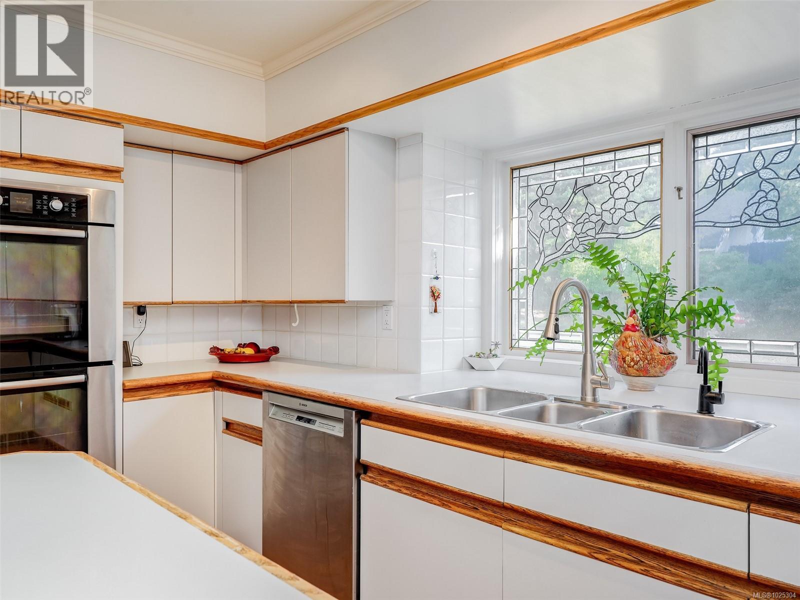  3914 Gibson Court, Saanich