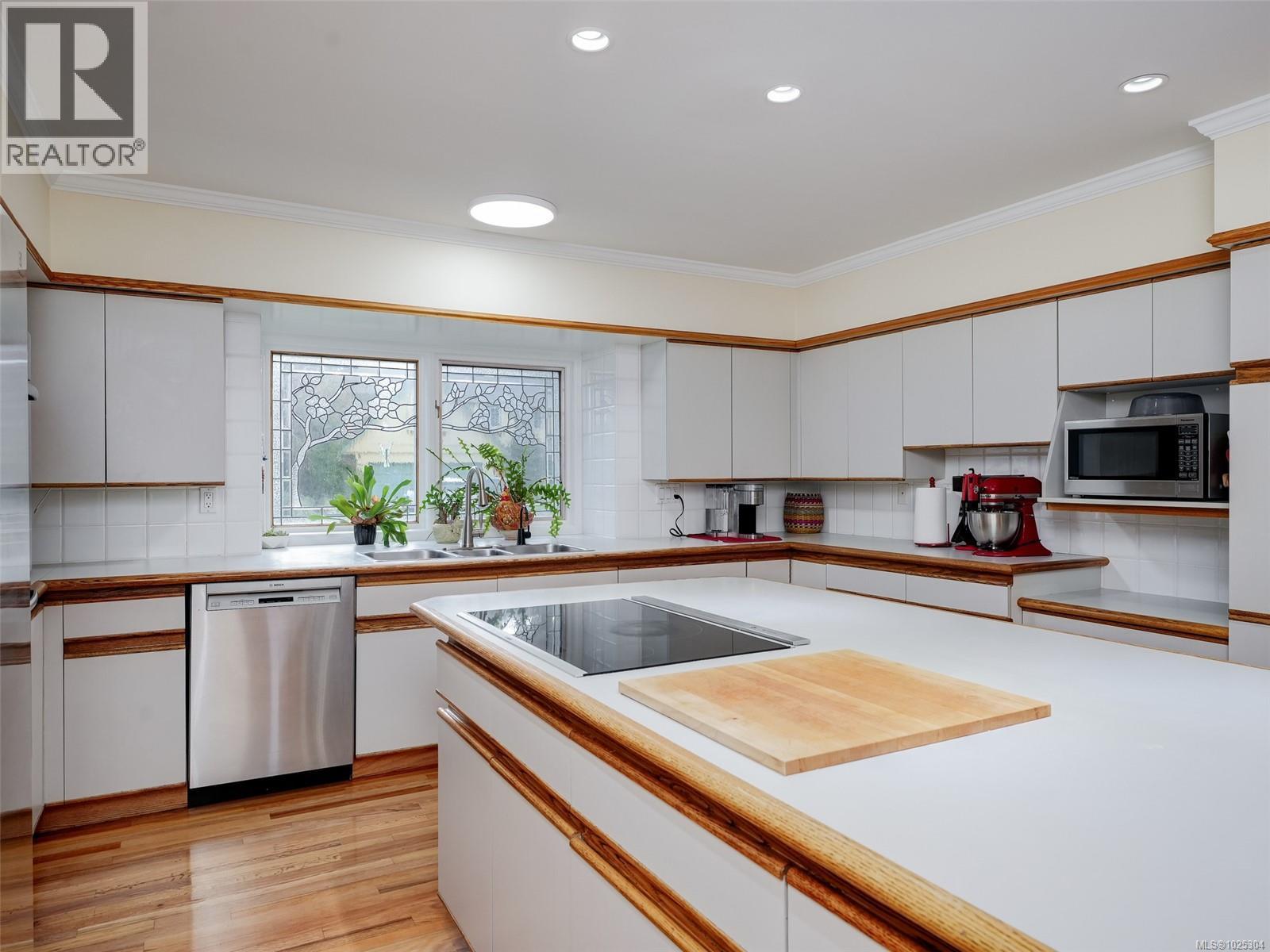  3914 Gibson Court, Saanich