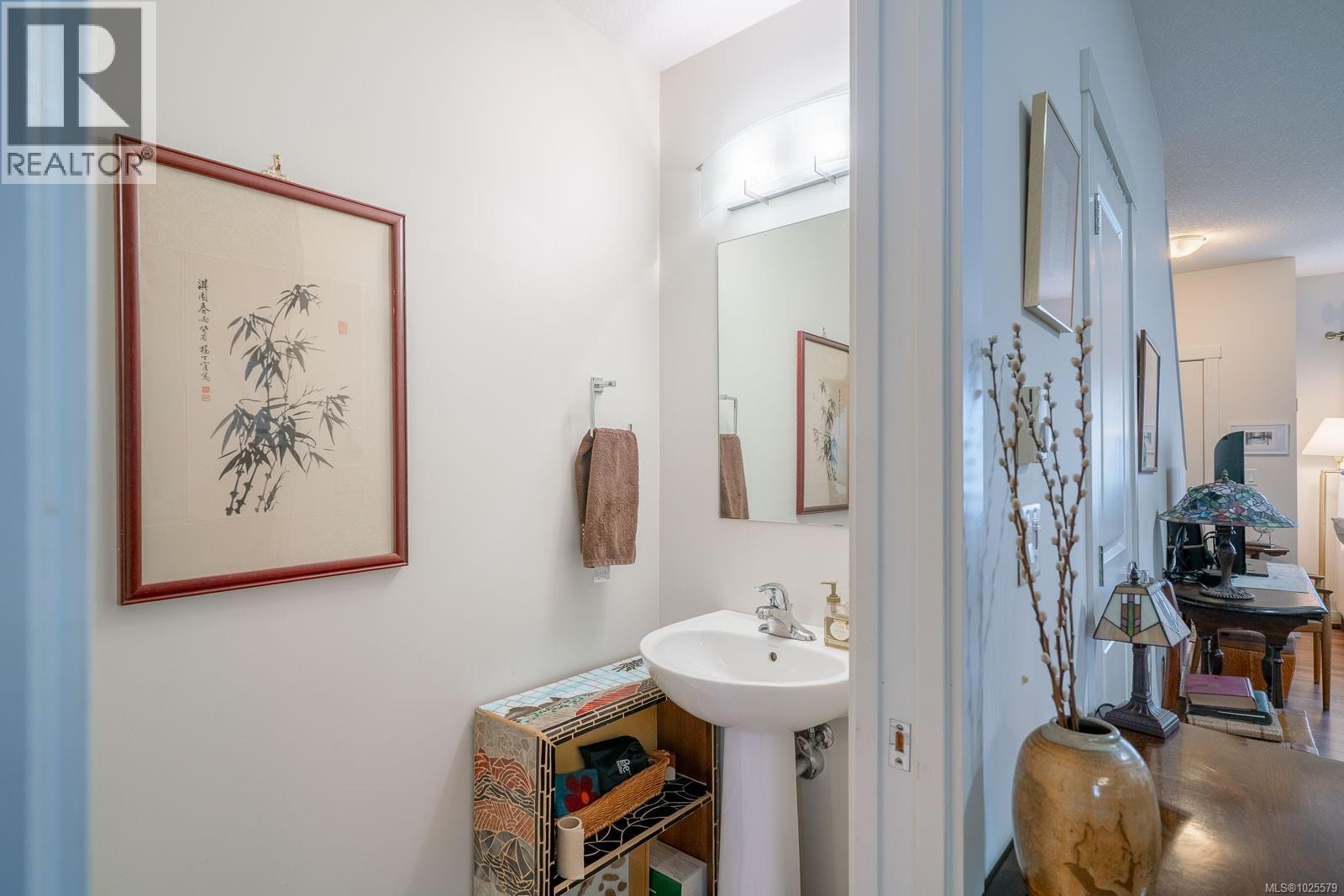 602 1675 Crescent View Dr, Nanaimo