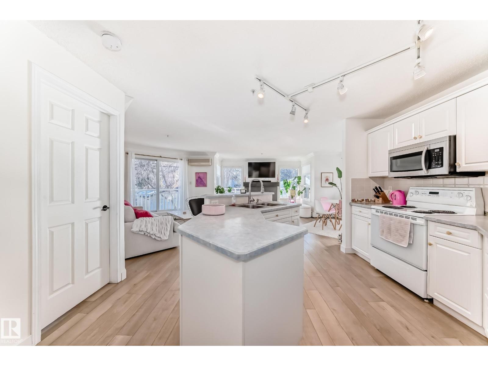 #205 10933 124 ST NW, Edmonton