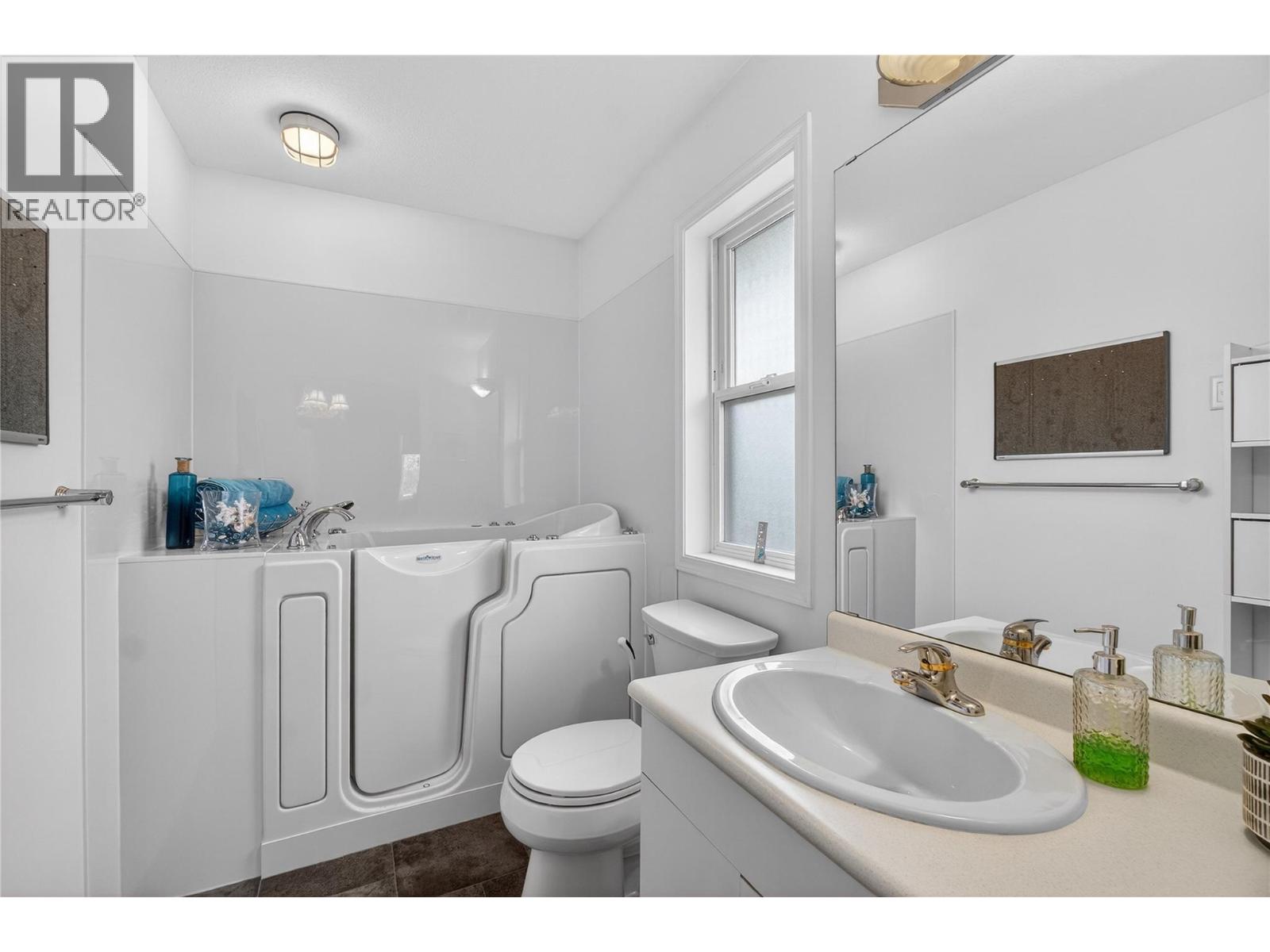 4 801 20th Street Northeast, Salmon Arm