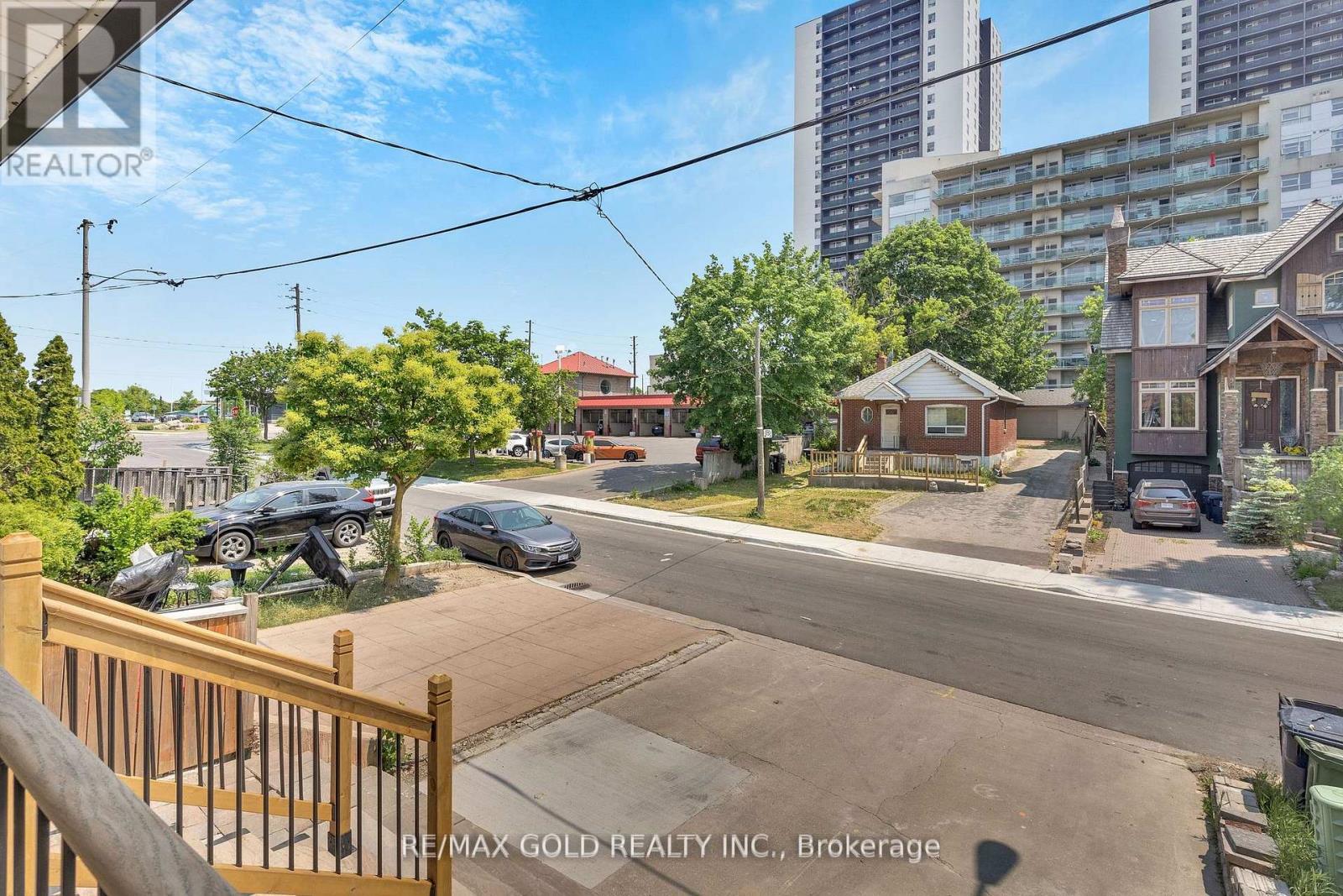 8 FAIRGLEN CRESCENT - Photo 5 of 46, Toronto (Humberlea-Pelmo Park), Ontario