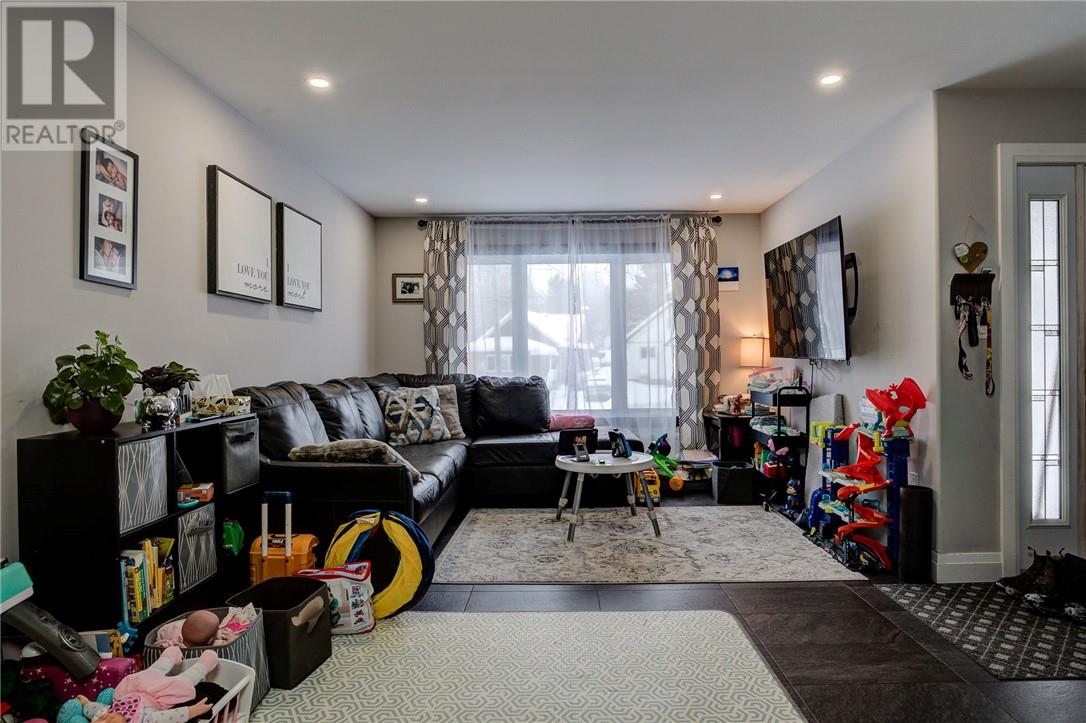 568 HOWEY DRIVE - 11
