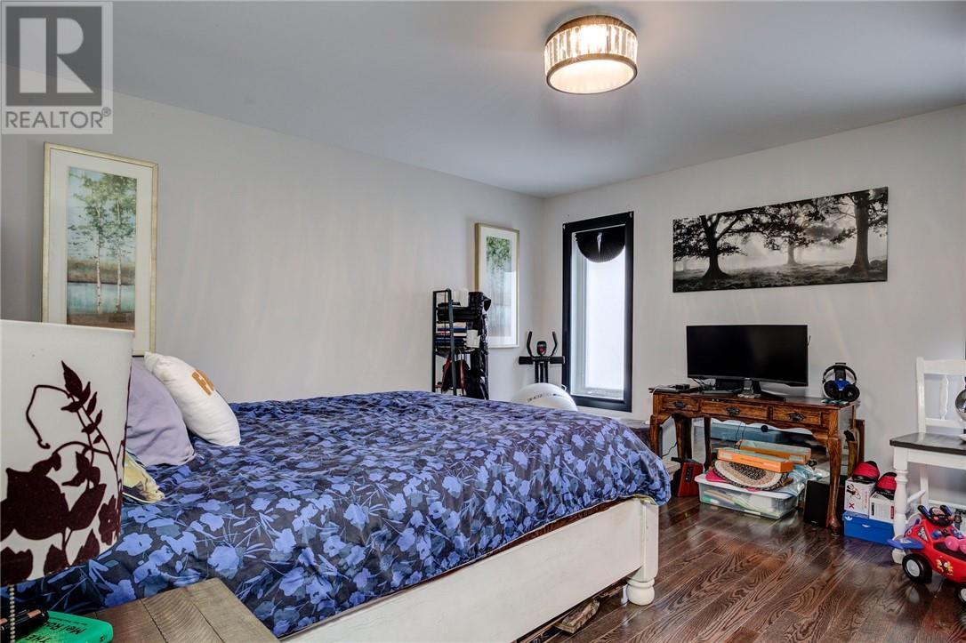 568 HOWEY DRIVE - 15