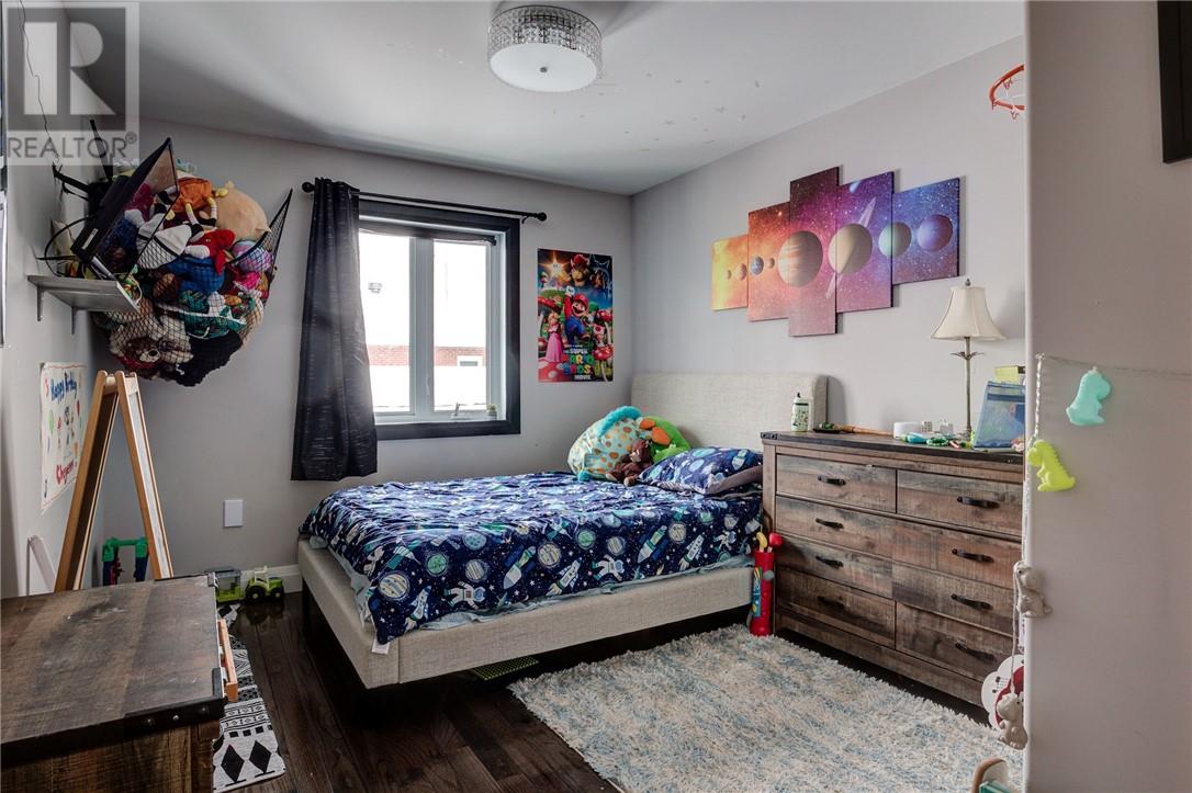 568 HOWEY DRIVE - 18