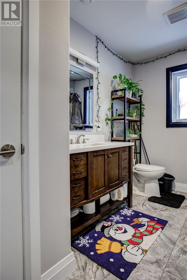 568 HOWEY DRIVE - 20