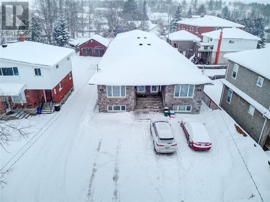 568 HOWEY DRIVE - 3