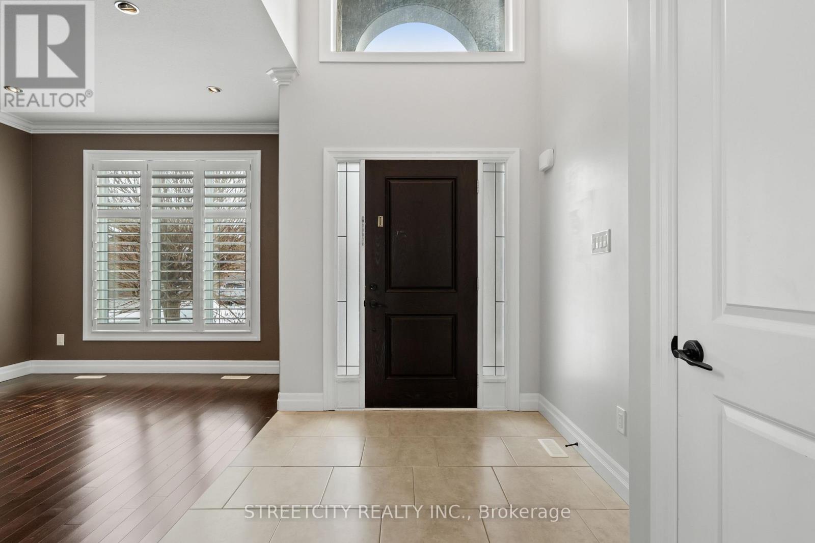 6540 Upper Canada photo 2