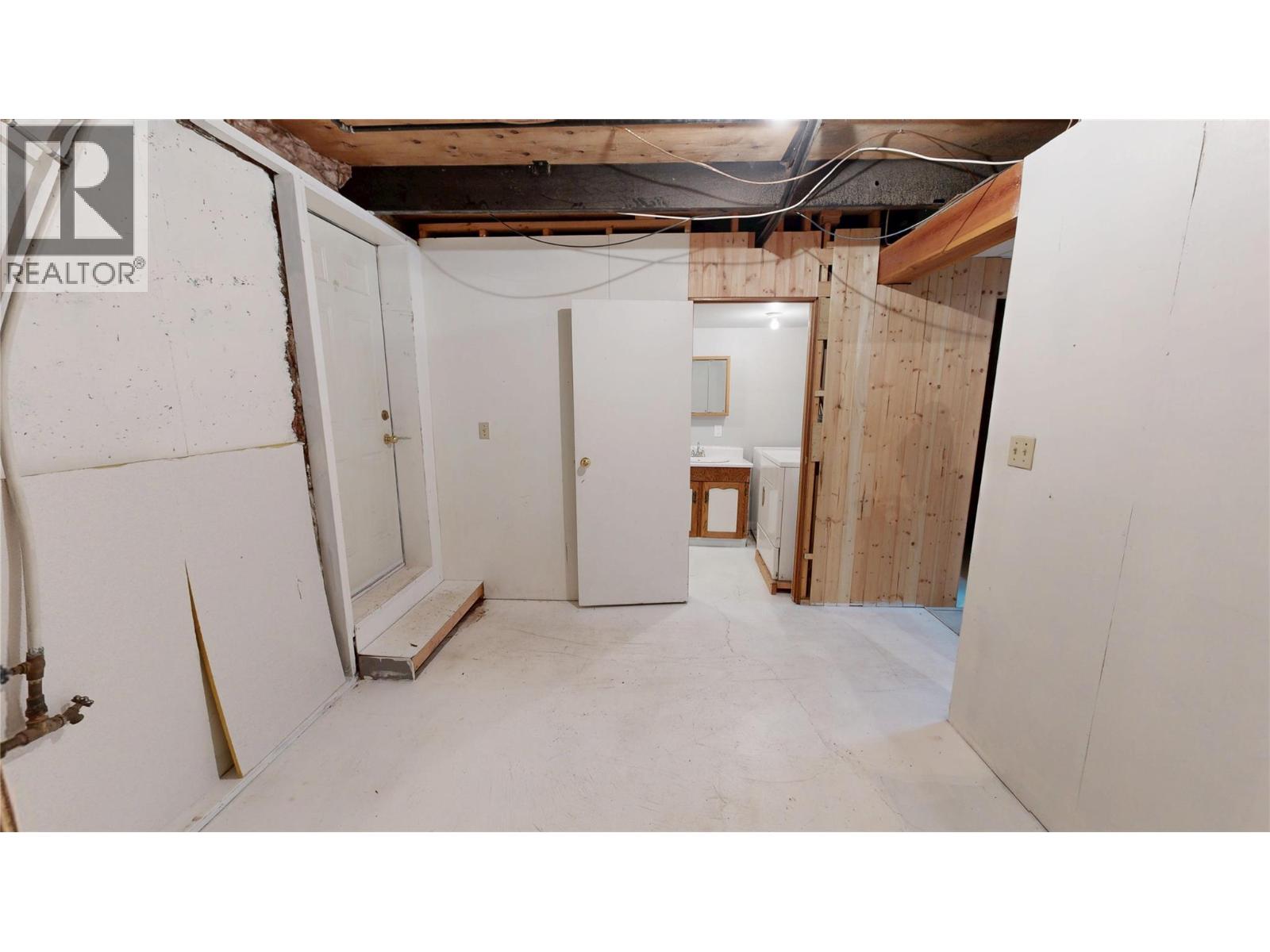 7516 Columbia Avenue, Radium Hot Springs