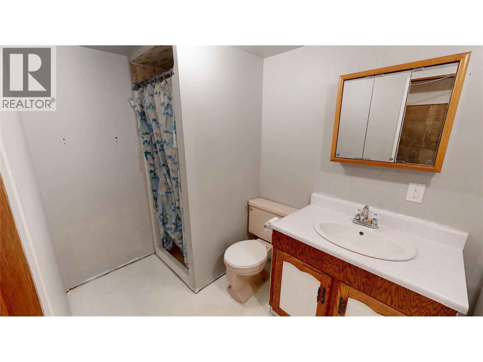 7516 Columbia Avenue, Radium Hot Springs