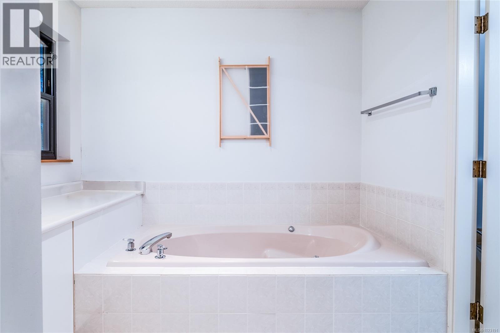 3271 Dolphin Dr, Nanoose Bay