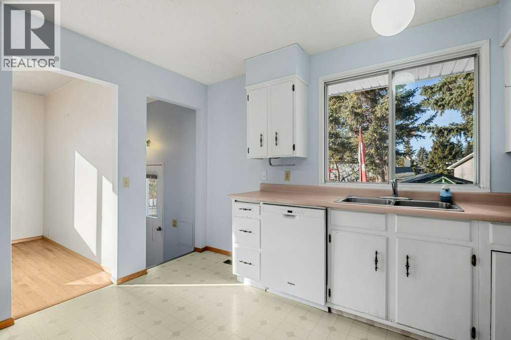 Single Family House 4 Level for Sale in  Dalcastle Crescent NW Dalhousie Calgary 