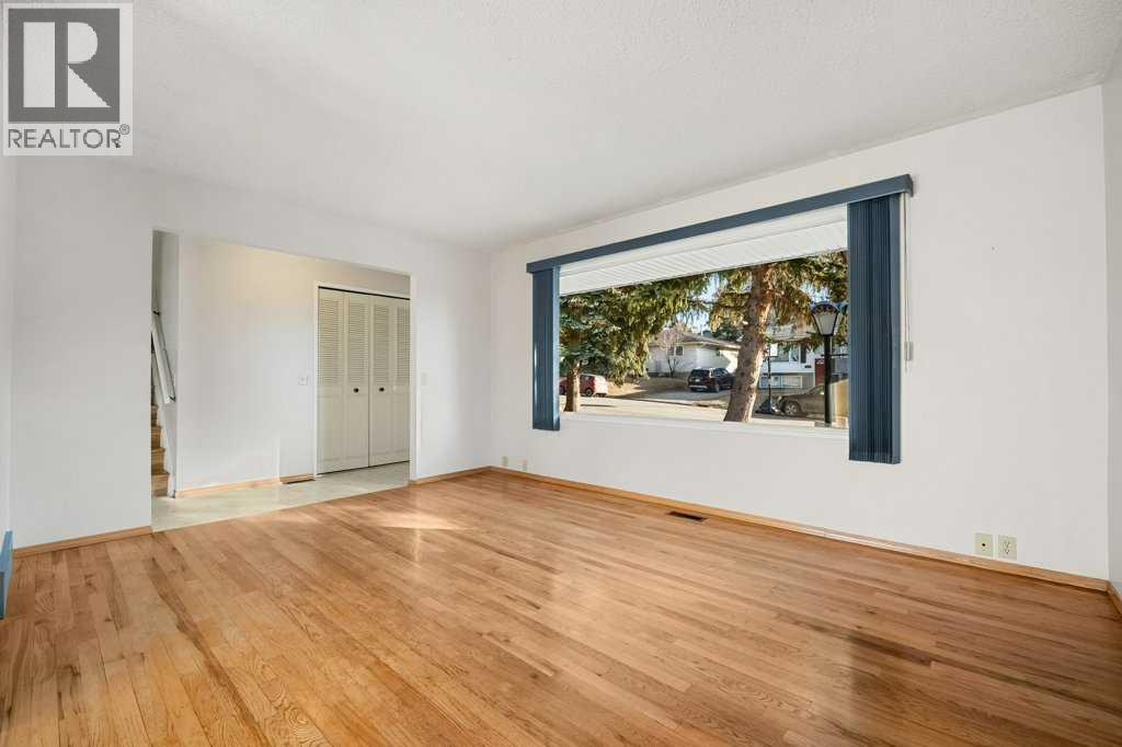 Single Family House 4 Level for Sale in  Dalcastle Crescent NW Dalhousie Calgary 