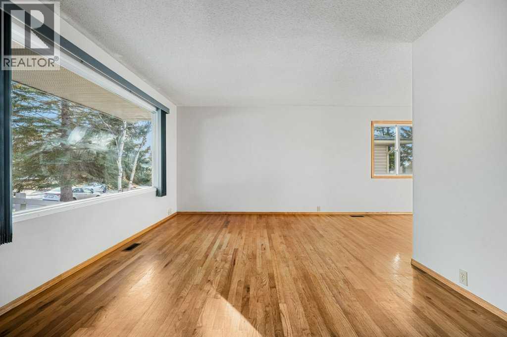 Single Family House 4 Level for Sale in  Dalcastle Crescent NW Dalhousie Calgary 