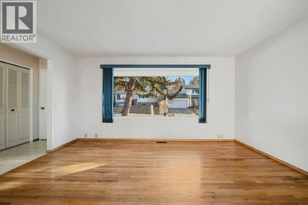 Single Family House 4 Level for Sale in  Dalcastle Crescent NW Dalhousie Calgary 