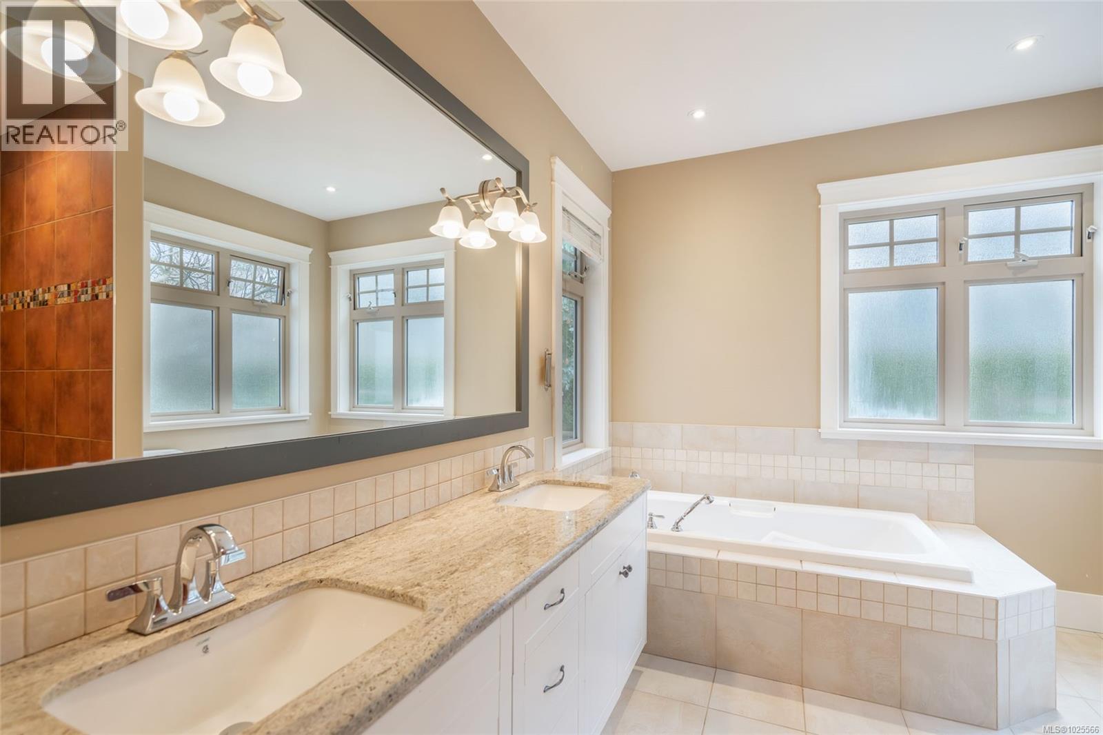 531 Yambury Rd, Qualicum Beach