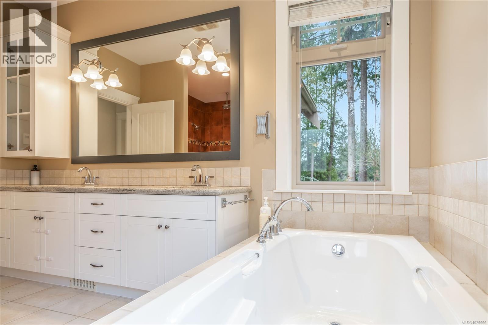 531 Yambury Rd, Qualicum Beach