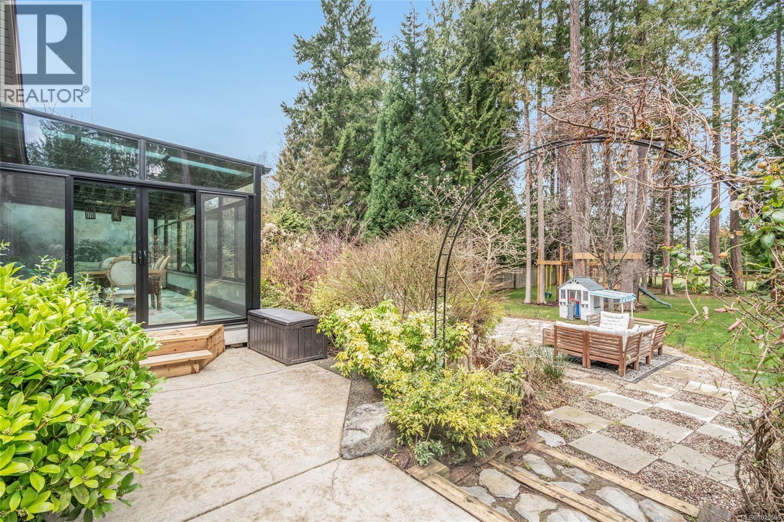 531 Yambury Rd, Qualicum Beach