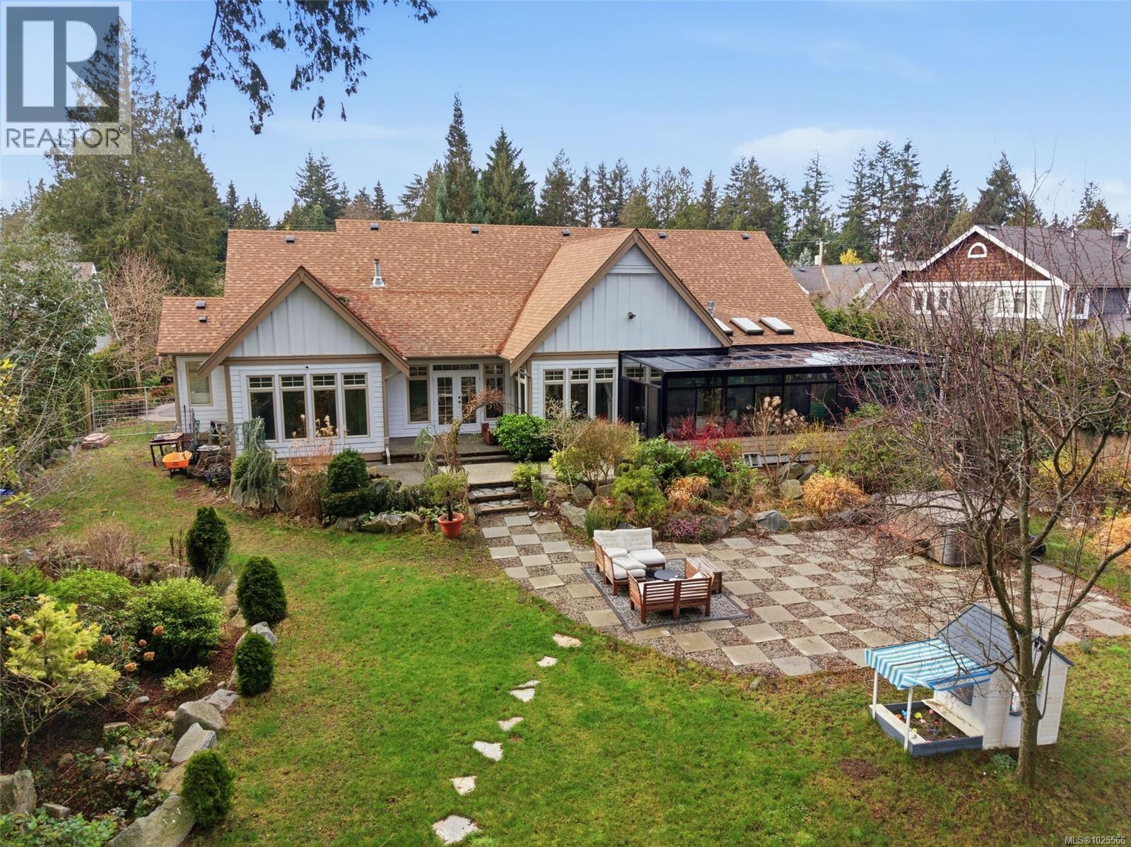 531 Yambury Rd, Qualicum Beach
