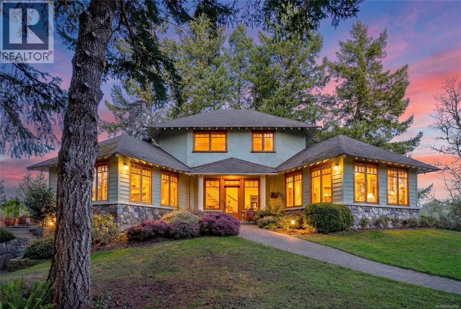 240 Viaduct Ave W - Photo 2 of 69, Saanich, British Columbia