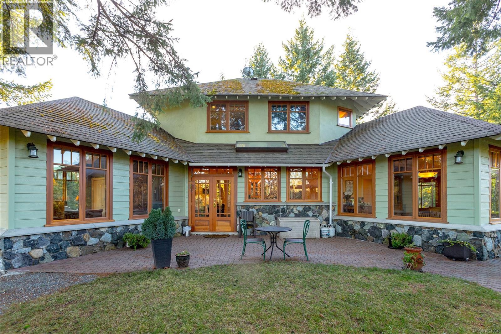  240 Viaduct Avenue West, Saanich