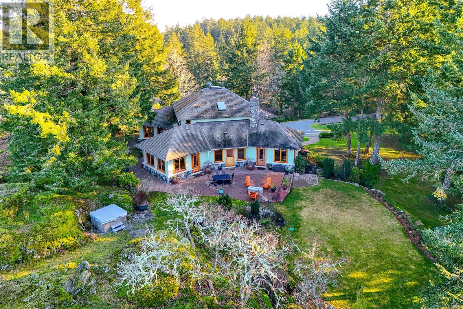  240 Viaduct Avenue West, Saanich