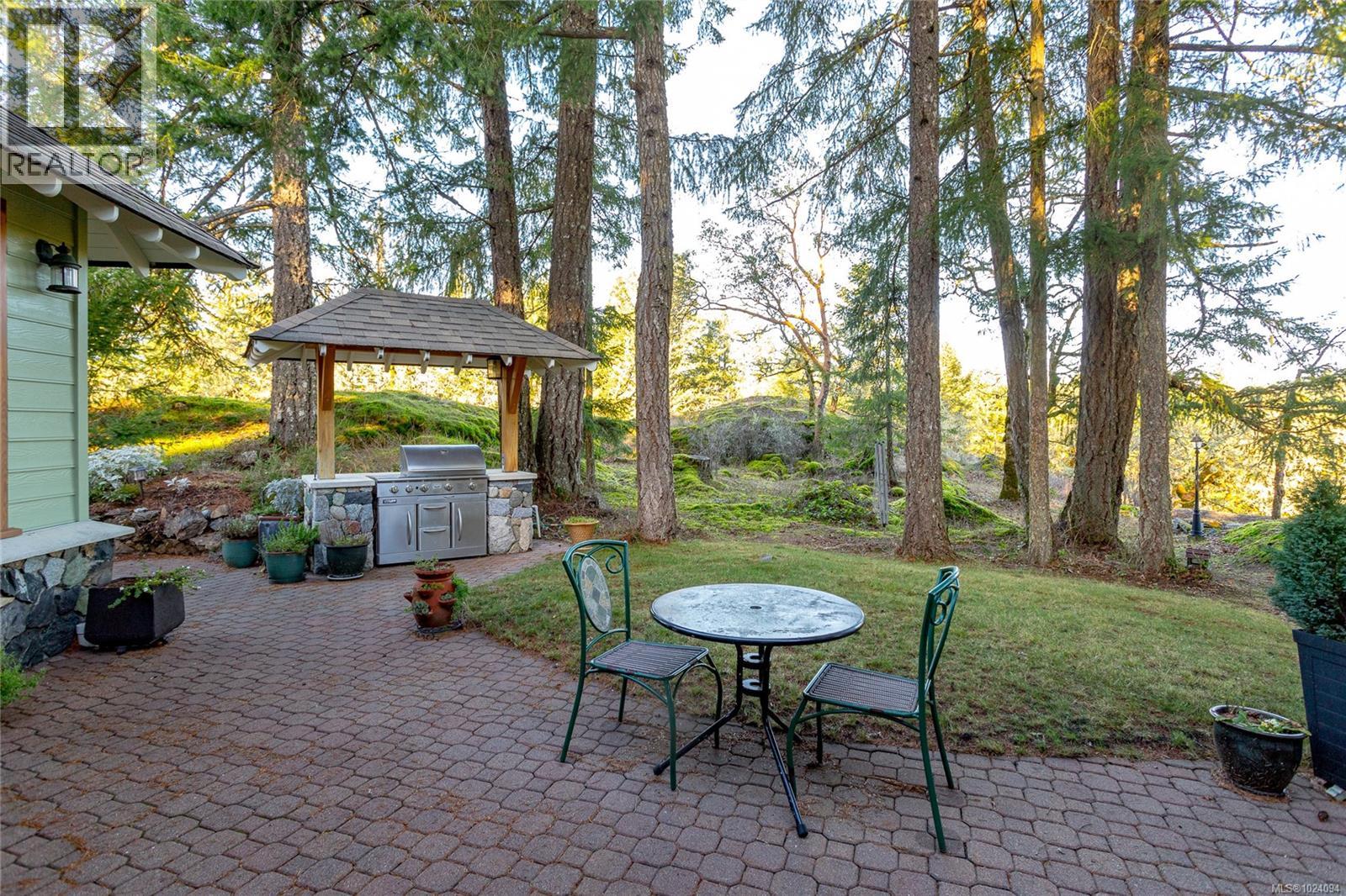  240 Viaduct Avenue West, Saanich