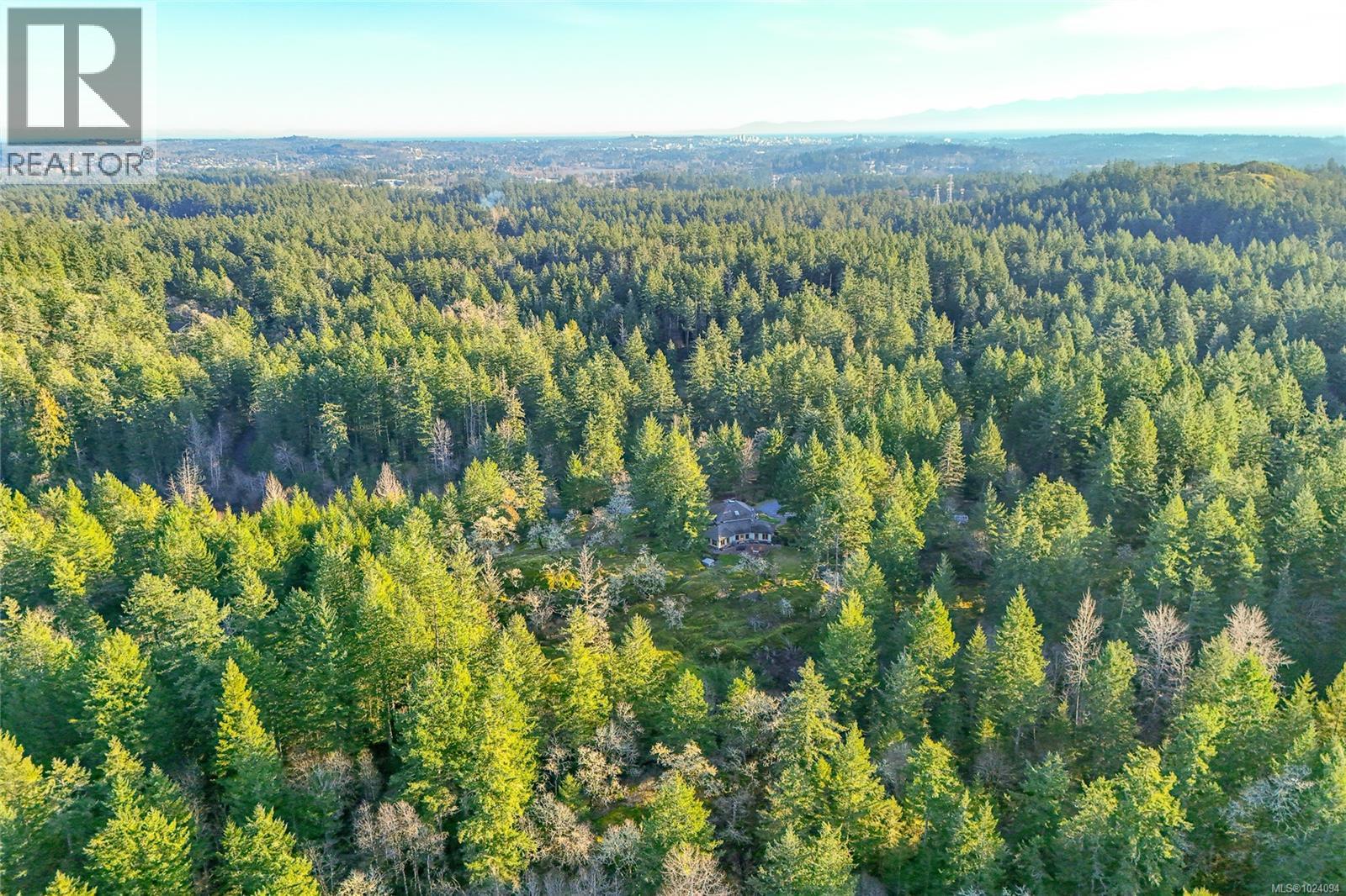  240 Viaduct Avenue West, Saanich