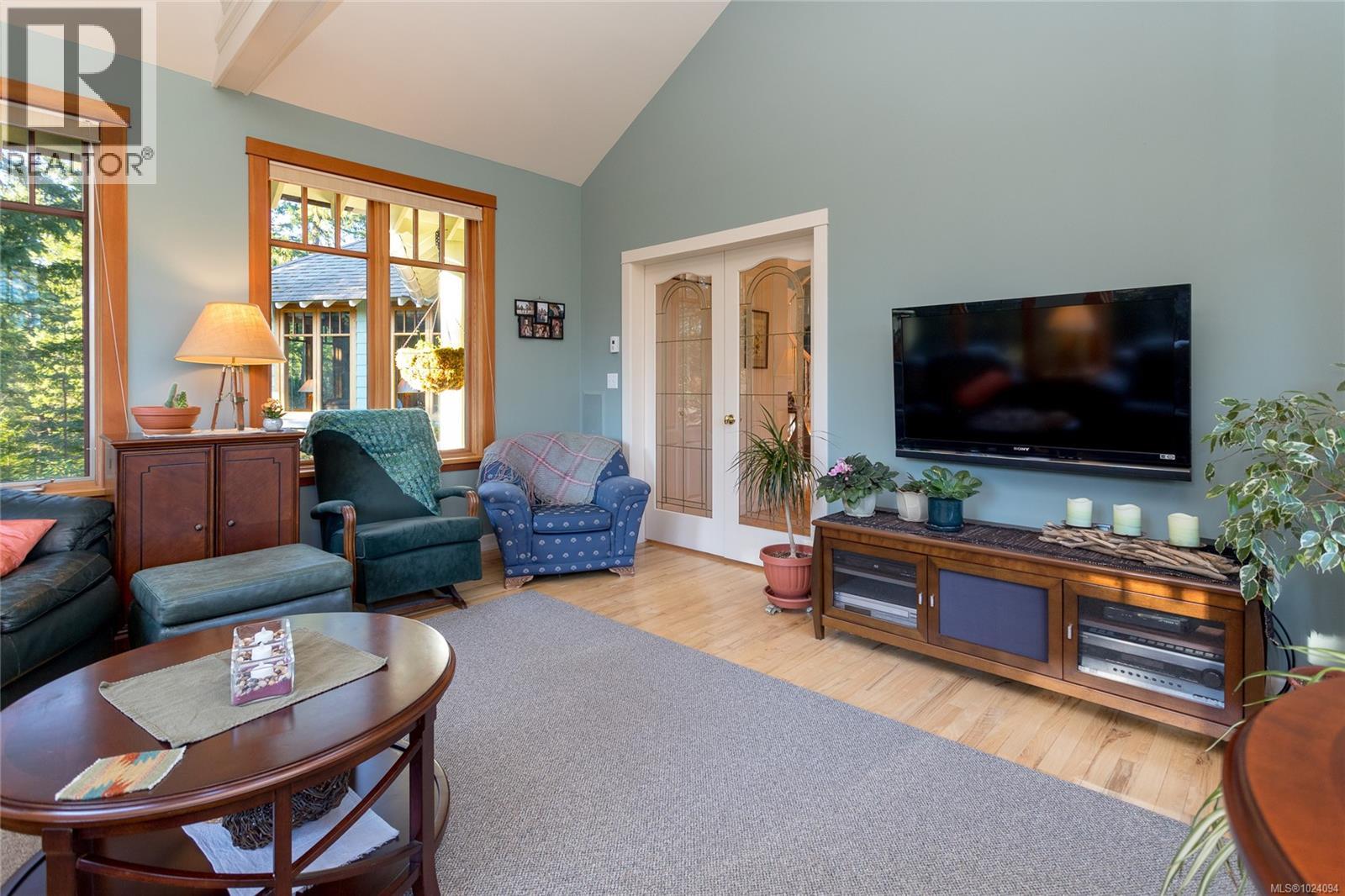  240 Viaduct Avenue West, Saanich