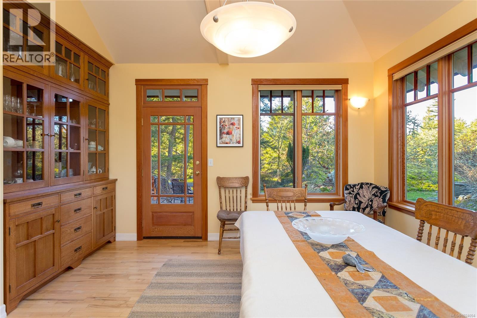  240 Viaduct Avenue West, Saanich