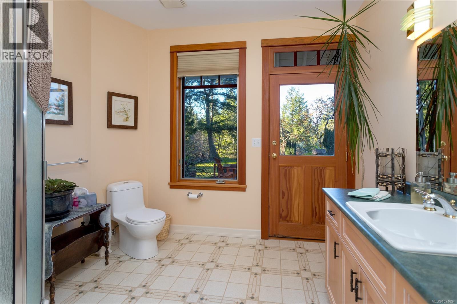  240 Viaduct Avenue West, Saanich