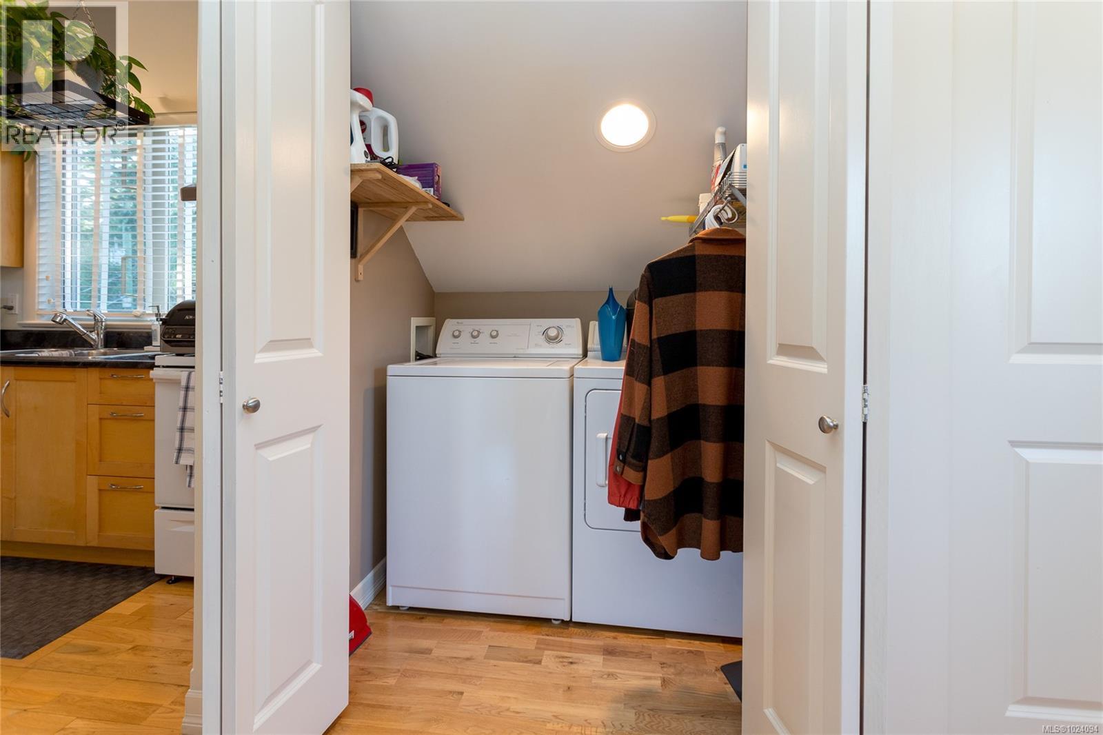  240 Viaduct Avenue West, Saanich