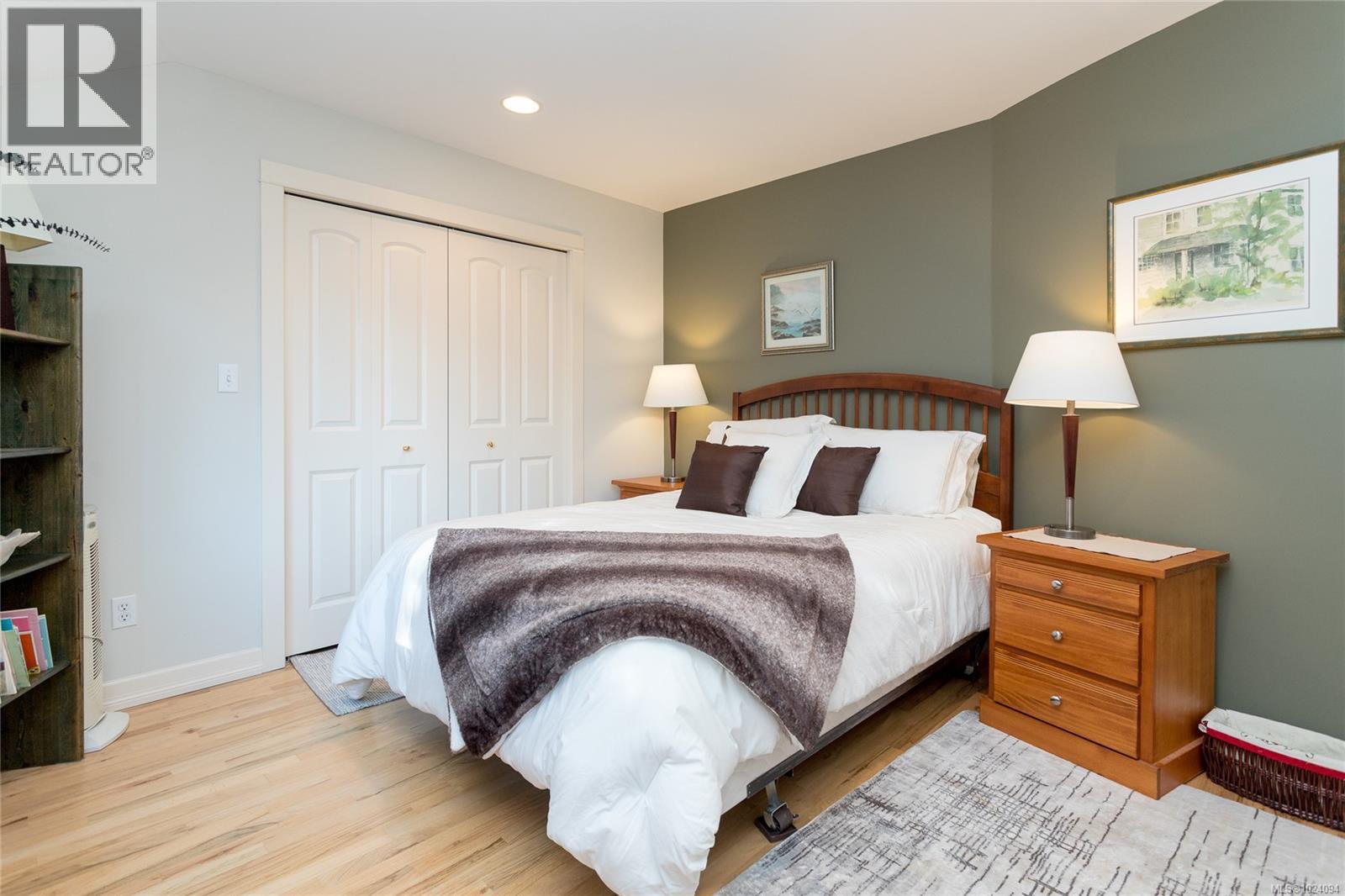  240 Viaduct Avenue West, Saanich