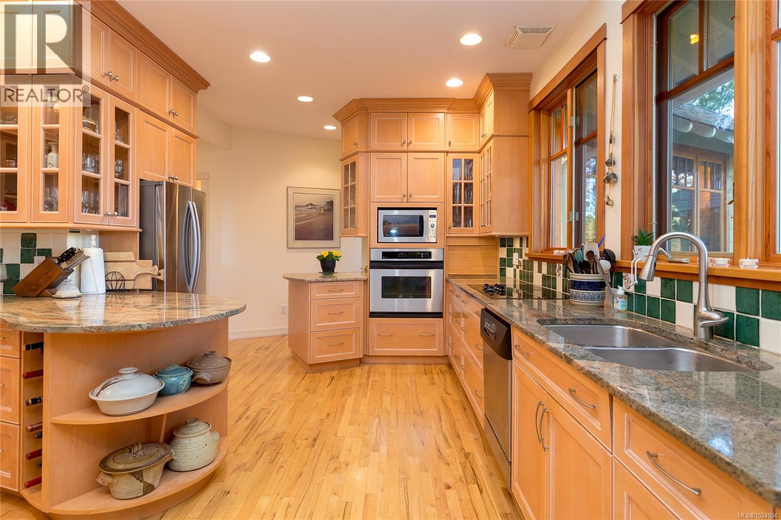  240 Viaduct Avenue West, Saanich