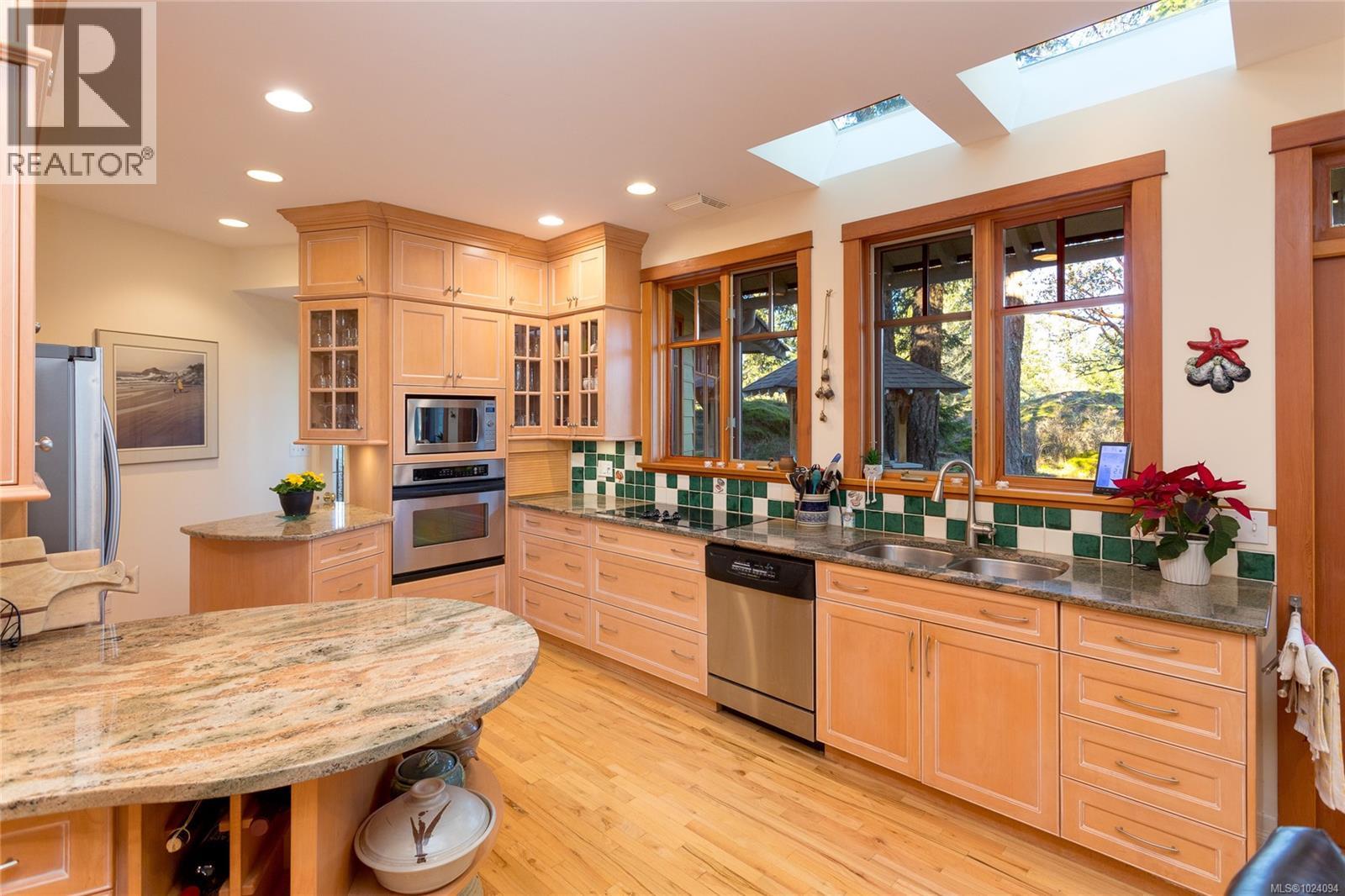  240 Viaduct Avenue West, Saanich