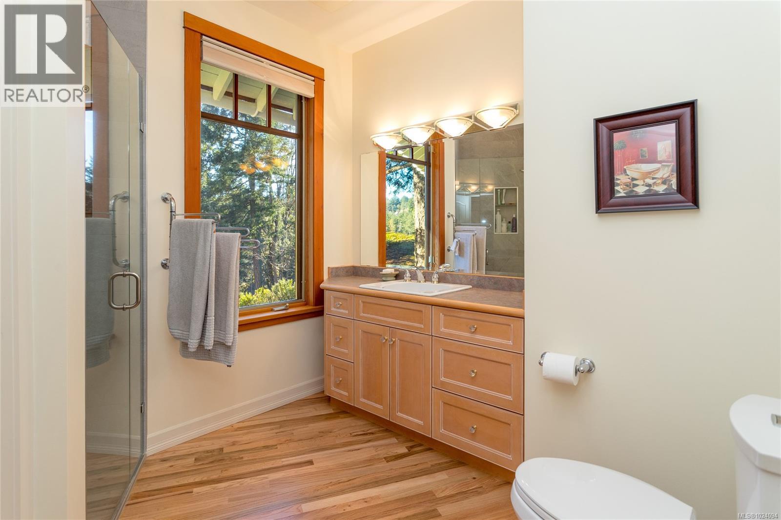  240 Viaduct Avenue West, Saanich