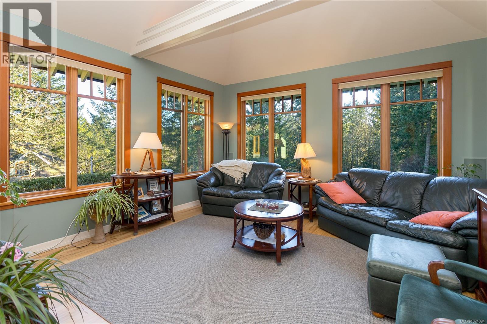  240 Viaduct Avenue West, Saanich