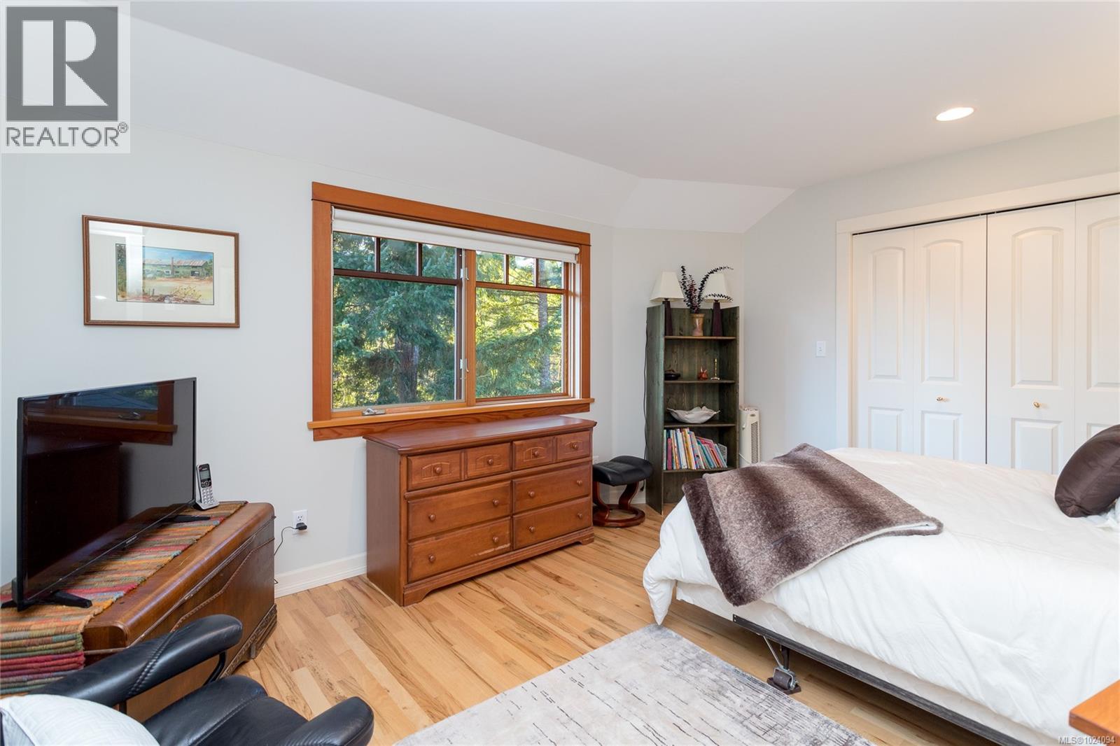  240 Viaduct Avenue West, Saanich