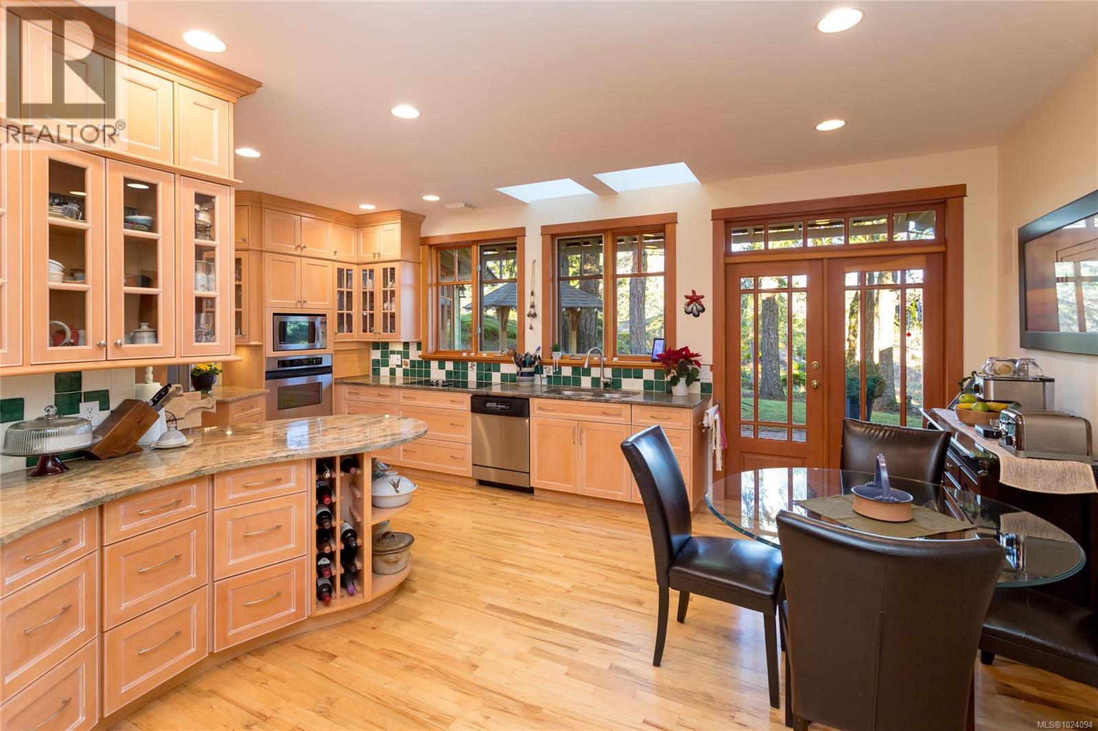  240 Viaduct Avenue West, Saanich