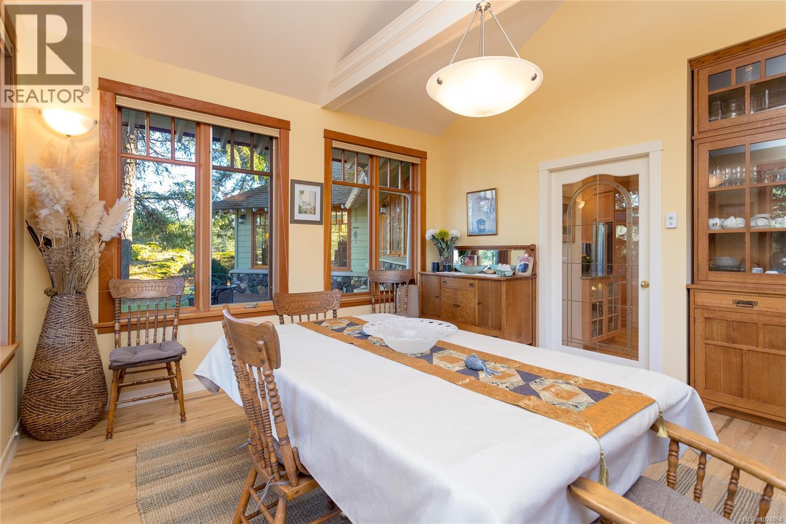  240 Viaduct Avenue West, Saanich