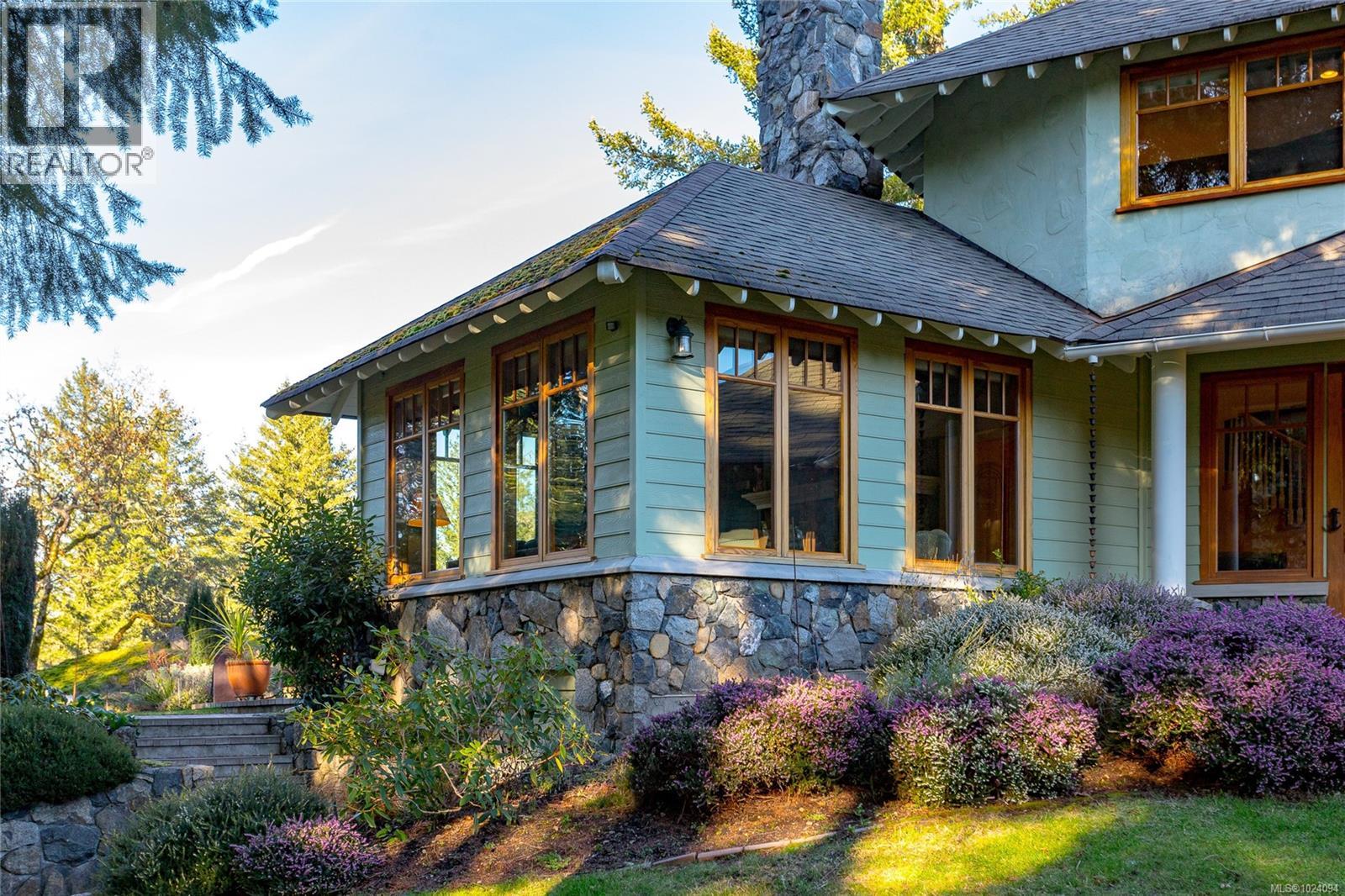  240 Viaduct Avenue West, Saanich