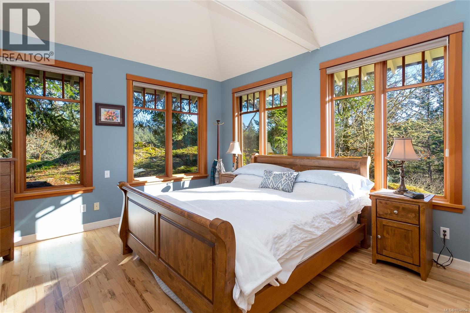  240 Viaduct Avenue West, Saanich