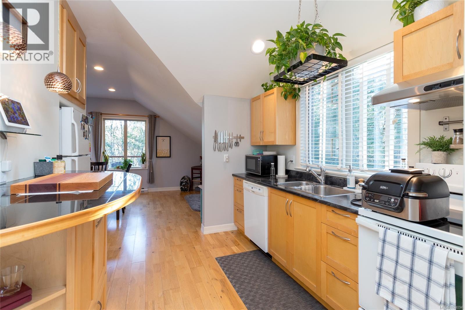  240 Viaduct Avenue West, Saanich