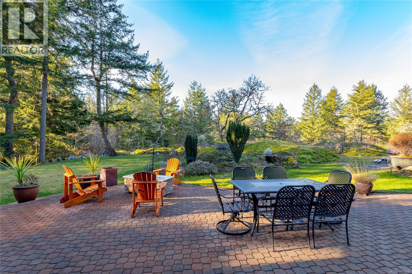  240 Viaduct Avenue West, Saanich