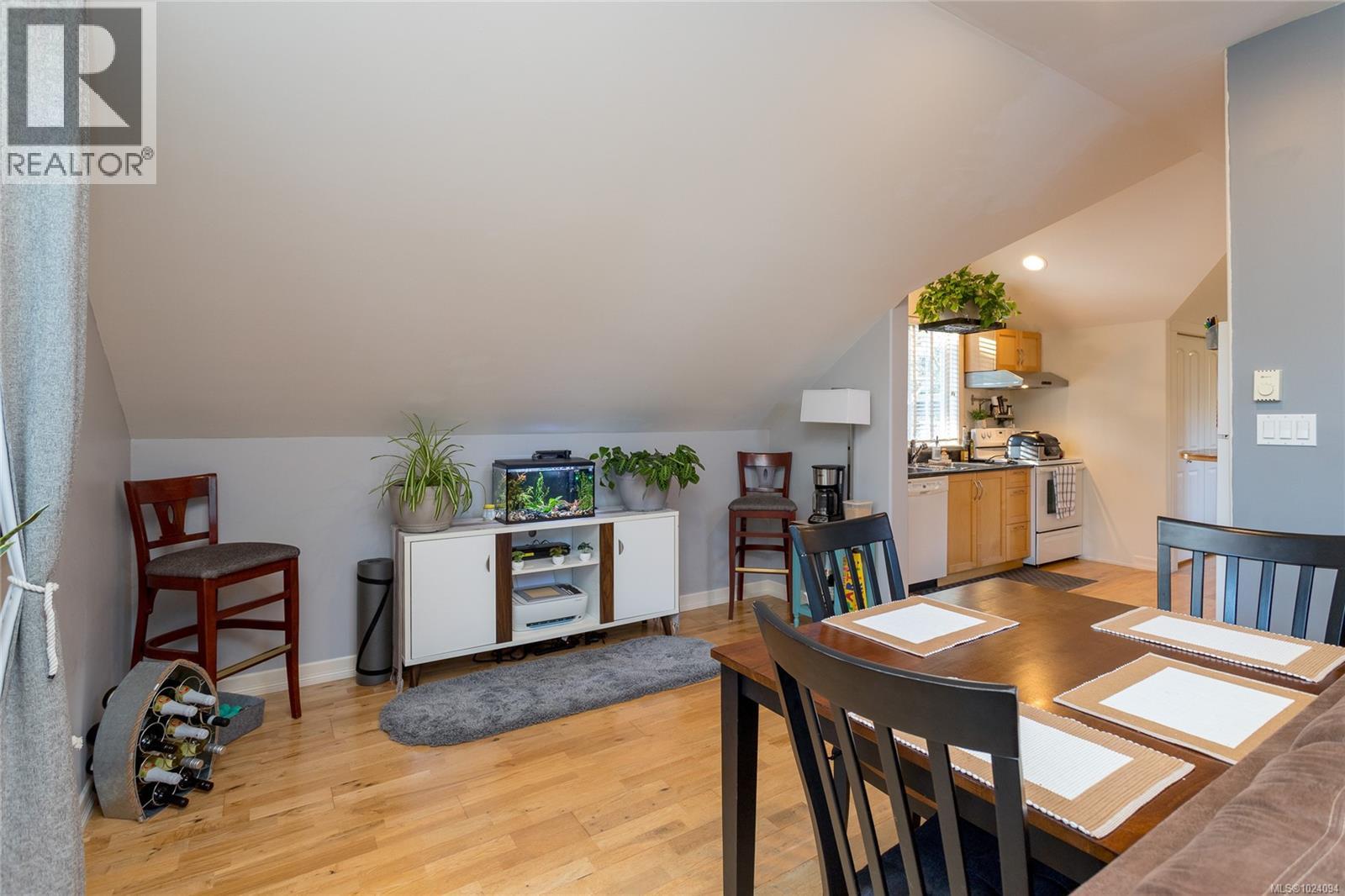  240 Viaduct Avenue West, Saanich